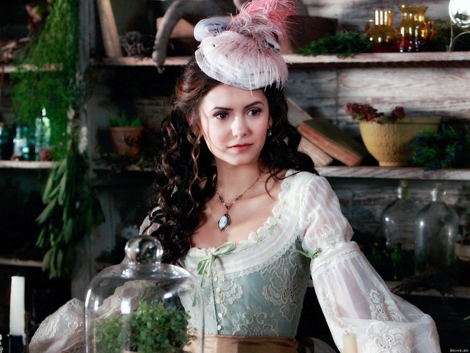 nina-dobrev-1600x1200-37894 -  